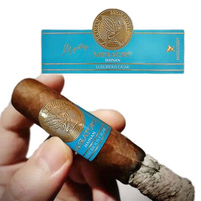 خرید Luxury 3D Effect Cigar Label with Pantone Color and UV Printing for Premium Cigar Bands online manufacture
