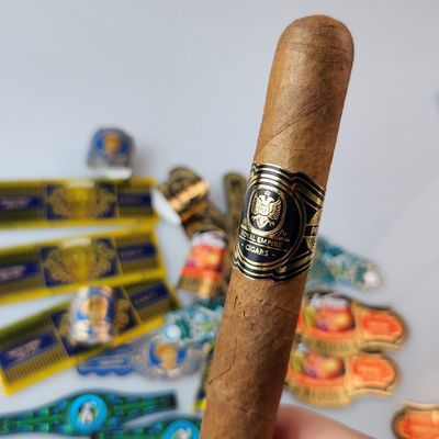 قیمت خوب حلقه سیگار سفارشی و ممتاز با چاپ وینیل و UV موضعی و چاپ برجسته فویل طلا، برندسازی خصوصی با کیفیت بالا، برچسب سیگار ضد آب آنلاین